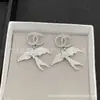 Nuevos Pendientes Chanel Collar de Familia Antigua Pulsera TB Pendientes CD Dior Réplica con Etiquetas Versión Alta Venta al por Mayor de Fábrica