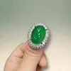 Anel de calcedônia verde natural com cabochão grande e pedras verde-imperiais, semelhantes ao vidro, comparáveis à jadeíta, anel feminino