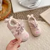 Tênis infantis estilo coreano, novos tênis de treino leves para primavera e outono, tênis de bebê com sola macia, sapatos casuais para meninas pequenas