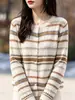 Cardigã de malha Fair Isle feminino espesso, com um padrão retrô clássico, um suéter quente e confortável para uso casual e para o trabalho.