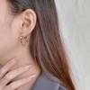 Nueva versión coreana de arete de espiral simple retorcido para mujer, temperamento exquisito, viento frío, alto sentido, joyería de oreja exagerada al por mayor