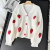 Cardigan Tricotado Jacquard de Morango Bordado Tridimensional Redutor de Idade da Nova Moda Outono e Inverno Europeu e Americano Suéter de Decote em V Macio, Ceroso e Amigo da Pele