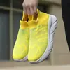 Zapatillas deportivas ligeras para correr para pareja de talla grande transfronterizas, zapatillas tipo calcetín versátiles de moda para hombre, zapatillas de malla transpirable fly-knit para mujer