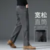 Jeans preto de alta qualidade para outono e inverno para homens, corte reto solto, novo modelo de outono 2026, cintura alta, forrado com fleece, calça comprida para homens de meia-idade