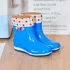 Botas de lluvia para las cuatro estaciones para mujer, zapatos de agua de moda para adultos, botas de lluvia de felpa hasta la mitad de la pantorrilla para mujer, impermeables, antideslizantes, botas de lluvia de felpa