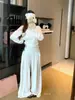 Foto real da nova coleção de outono de 2026: conjunto de camiseta pura e atraente de alta elasticidade com ombros à mostra e mangas compridas e calças casuais largas femininas