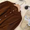 SOL! Vibração old money vintage~Camisa de veludo cotelê marrom com babados para mulheres, início do outono de 2026, elegante camisa para o trabalho