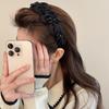 Exquisita diadema plisada de satén negro, nueva diadema de cabeza alta, estilo extranjero de alta gama, elegante y a la moda, con mechones que combinan con todo.