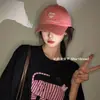 Boné de Baseball Autêntico Coreano com Bordado de Letra em Forma de Coração para Homens e Mulheres, Novo Boné de Bico de Pato em Forma de Coração para Afinar o Rosto, Tendência