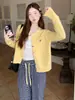 Chaqueta cárdigan única y súper elegante de estilo coreano para mujer, nuevo modelo 2026, suéter de punto amarillo, top para atuendo de principios de otoño estilo coreano