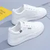 Tênis Brancos para Mulheres 2026 Estilo Quente Primavera Novo Tendência Sola Grossa Sapatos Casuais Plataforma Tênis Esportivos Tênis Versáteis