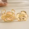 Conjunto de anel e pulseira florais plissados brilhantes em estilo metálico europeu e americano, joias femininas de nicho minimalista de alta qualidade