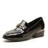 Sapatos Femininos Brilhantes 2026 Outono Novos Sapatos Baixos Simples Salto Bloco Mocasins de Couro Patente Modernos Versáteis para o Dia a Dia