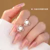 Brincos Triangulares de Pérola Minimalistas de Luxo Leve para Mulheres, Design Único Exquisitos e Compactos, Joias de Orelha da Moda de Alto Padrão
