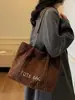 Nova Moda 2025 Bolsa Tote Feminina Bordado de Letras Versátil Casual Veludo Cotele de Grande Capacidade Ombro Bolsa para o Dia a Dia