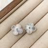 Pendientes de Diseño de Lujo Ligero Francés de Nicho Personalidad Estilo Dulce Fresco Flor de Cuatro Hojas Pendientes de Tres Pétalos Pendientes de Alta Gama