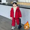 Conjunto de Invierno Grueso Forrado de Polar Rojo para Niños 2025 Nuevo Elegante Bebé Ropa de Trabajo Fresca Cálido Conjunto de Dos Piezas Moderno