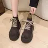 Botas Curtas Martin Marrom Maillard 2025 Outono/Inverno Novo Estilo Plataforma Ultra Grossa Aumentadora de Altura Cadarço Retrô Botas Amarelas para Mulheres