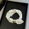 Lenço Quadrado Pequeno de Luxo de Entrada Francês Primavera e Verão Colar de Pérolas Lenço com Fivela Magnética para Preguiçosas Lenço Feminino com Corrente Clavicular
