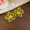 Pendientes de Aguja Plateada con Delicado Diseño de Flor Hueca con Goteo de Aceite, Lujo Ligero y Sensación de Alta Gama, Pendientes Elegantes y Sencillos, Dulces y Versátiles