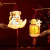 Durante o Festival do Meio Outono, crie uma atmosfera calorosa e aconchegante com lanternas artesanais DIY para uma experiência em família.. Estas novas lanternas portáteis são perfeitas para iluminar o céu noturno.