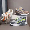 Zapatos deportivos de cuero para niños, nuevo modelo de otoño, con correas de velcro, zapatos casuales tricolores para niños, zapatillas de estudiante antideslizantes y resistentes al desgaste