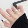 Anillo Ancho de Dedo Índice con Letra Plateada Vintage Desgastado para Mujer, Diseño de Nicho de Lujo Ligero con Sensación de Alta Gama, Nuevo Estilo de Moda 2026