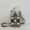 2025 Nova Bolsa de Celular de Tricô Fofa em Formato de Coração para Mulheres, Bolsa de Ombro Transversal Compacta Portátil