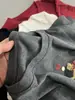 Es muy cómoda y económica, recomiendo la camiseta de manga corta con estampado de cachorros y hebilla de concha, estilo casual, holgada y con cuello redondo.