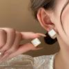 Pendientes cuadrados tridimensionales retro blanco y negro de aguja plateada, nuevos pendientes geométricos creativos, diseño de moda, pendientes de alta gama para mujer