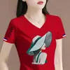 Camiseta de manga curta de marca com excedente de comércio exterior transfronteiriço para mulheres, top feminino da moda com decote V slim fit, blusa de verão