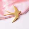 Broche de Andorinha em Aço Titânio Estilo Coreano Personalizado Mais Vendido, Broche Literário de Nicho de Alta Qualidade para Homens e Mulheres, Pin de Emblema de Pássaro, Novo