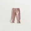 Nova coleção de outono de leggings infantis: leggings de cor sólida com acabamento em renda e detalhe de laço, projetados para meninas usarem como peça externa e facilmente combinados com vários looks