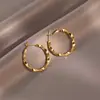 Brincos geométricos torcidos versáteis de alta qualidade transfronteiriços para mulheres, design de nicho, brincos de moda europeus e americanos, acessórios de orelha de luxo leve