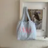 Bolso Tote Versátil de Moda para Viajes Diarios para Mujer 2026 Primavera Nuevo Nicho Gran Capacidad Estampado de Letras con Cordón Bolso de Hombro