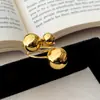 Anillo de Bola con Diseño de Nicho Transfronterizo Europeo y Americano con un Tacto Elegante y Estilizado, Hecho de Cobre Chapado en Oro Real, Ofreciendo una Sensación de Lujo Ligero y Alta Gama