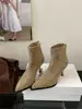 First Encounter Temporada 2026 Lançamento Novo Bico Fino Salto Agulha Salto Alto Botas de Cano Curto Botas de Nicho Femininas Bico Fino Temperamento Aumento de Altura Botas da Moda