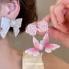 Pendientes Colgantes de Flor de Resina y Mariposa con Aguja de Plata, Aretes Juveniles Frescos y Dulces, Pendientes Sencillos con un Toque de Lujo Ligero y Sensación de Alta Gama