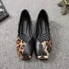 Sapatos baixos confortáveis de sola macia, nova coleção primavera 2024, mocassins de bico fino em couro macio, sapatos femininos de bico quadrado com estampa de leopardo e salto baixo, sapatos pequenos de couro