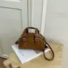 Elegante bolsa pequena retrô requintada para mulheres, novo modelo de verão 2026, adequada para trabalho e deslocamento, bolsa de ombro e transversal