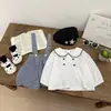 Conjunto de Dos Piezas para Bebé de Primavera y Verano Estilo Universitario: Top de Manga Larga con Cuello de Muñeca y Pantalones Cortos de Tirantes Versátiles a Cuadros para un Año