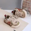 Outono 2026 Novos Sapatos Infantis Solado Macio Sapatos de Bebê Superfície de Couro Sapatos Esportivos Sapatos para Caminhada Infantil Sapatos Individuais para Meninos