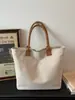 Bolsa de lona bordada de baja saturación, simple y elegante para trabajadoras de oficina, adecuada para el uso diario como bandolera o bolsa de mano.