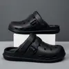 Estoque de liquidação sapatos masculinos perfurados, novo modelo de verão, chinelos fechados antiderrapantes para uso externo, sandálias casuais de uso duplo para ambientes internos
