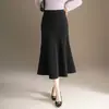 Saia de Cauda de Peixe Simples e Estilosa Feminina 2026 Outono/Inverno Nova Cintura Alta Modeladora que Abraça o Quadril Elegante Versátil Comprimento Midi