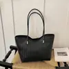 2026 Nova Bolsa de Palha Tecida com Laço de Renda de Pérola Grande Capacidade Bolsa de Ombro Único Estilo Coreano Bolsa de Mão para o Trabalho