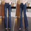 Jeans acampanados de talle alto en color azul para mujer, nueva colección otoño 2026, elásticos, adelgazantes y cropped a una longitud favorecedora para figuras petite