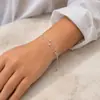 Pulsera en capas de cadena de clip con colgante de cruz minimalista transfronteriza europea y americana, una pulsera de estilo de lujo moderno y discreto para mujer