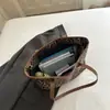 Bolsa de mão com estampa de leopardo, grande capacidade, nova bolsa de ombro casual outono/inverno 2026, bolsa tote fashion para trabalho e deslocamento