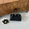 Moda Outono/Inverno 2026 Bolsa de Mão Versátil de Camurça Bolsa para o Dia a Dia Couro Macio Estilo Simples Vintage Bolsa Transversal Tendência